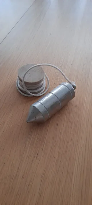 Plomada antigua de metal