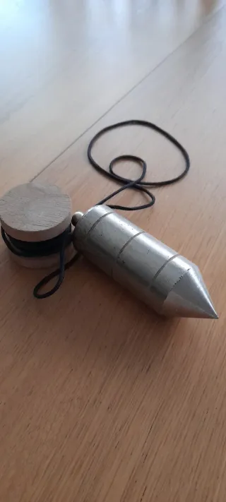 Plomada antigua de metal