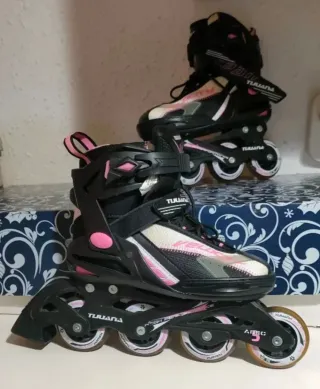 Patines en línea negros y rosas