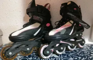 Patines en línea negros y rosas