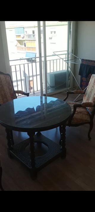 Mesa redonda de cristal y madera