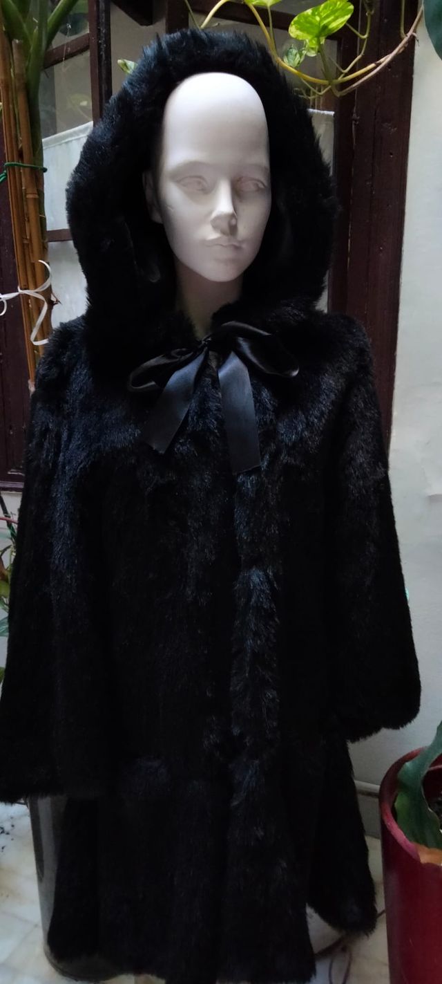 Abrigo negro piel sintética con capucha T.M.