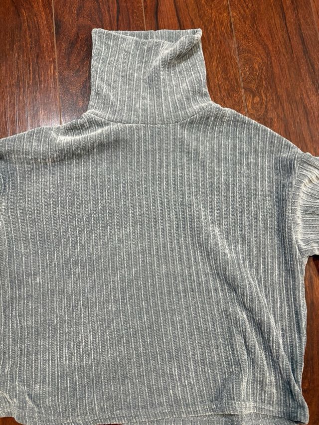 Jersey Stradivarius gris cuello alto