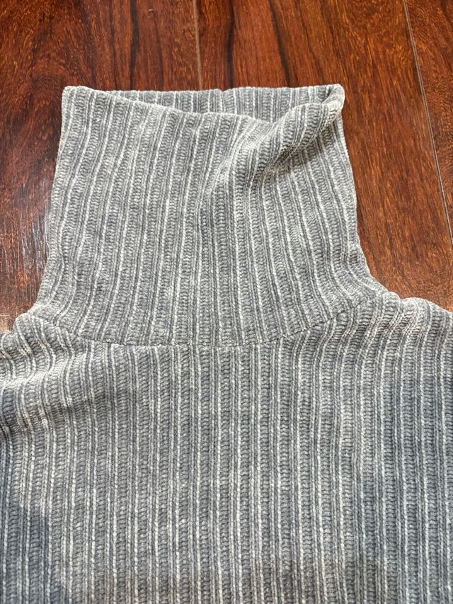 Jersey Stradivarius gris cuello alto