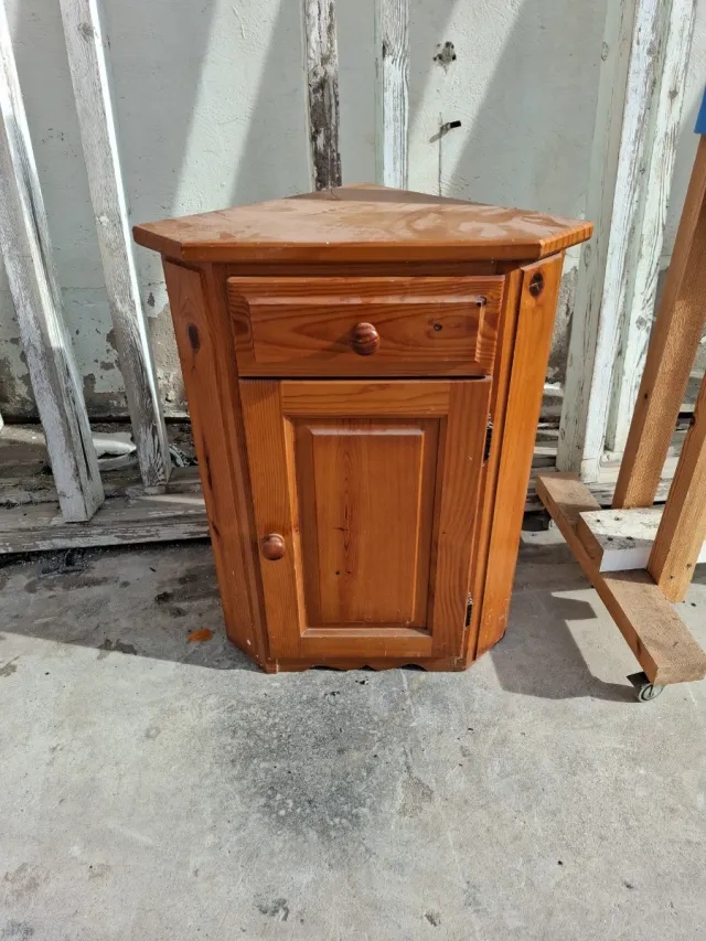 Mueble esquinero de madera