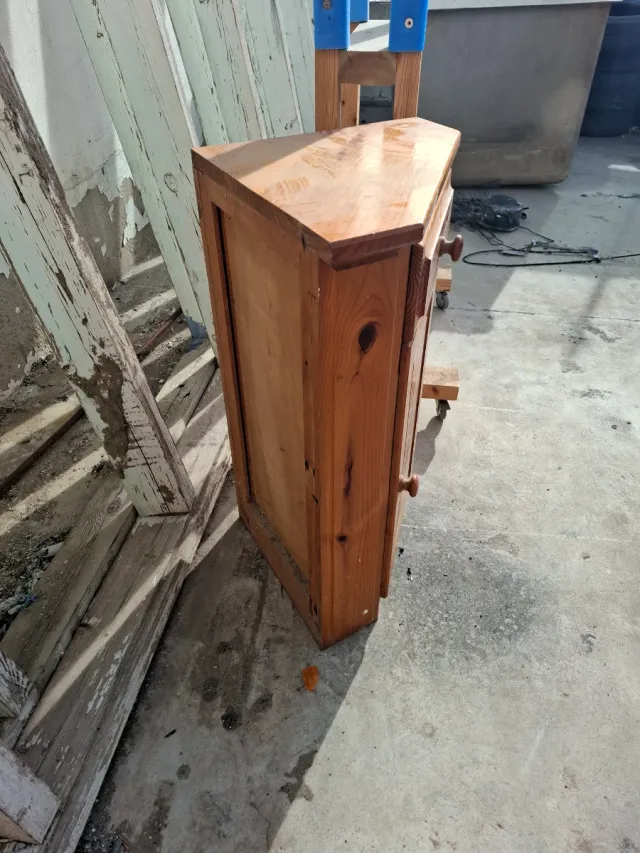 Mueble esquinero de madera