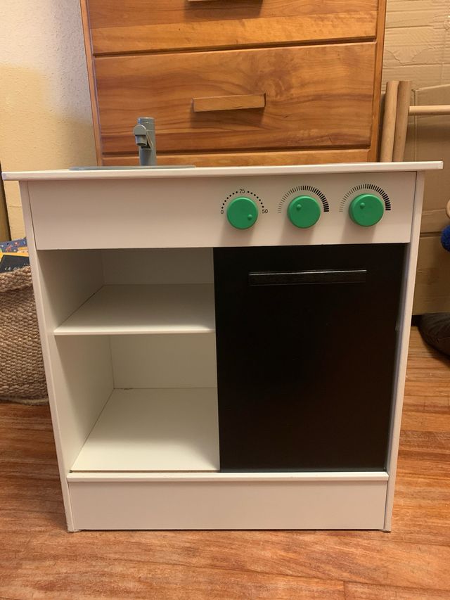 Cocinita de juguete blanca.