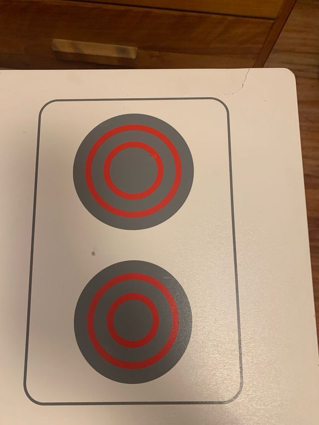 Cocinita de juguete blanca.