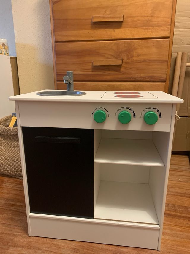 Cocinita de juguete blanca.