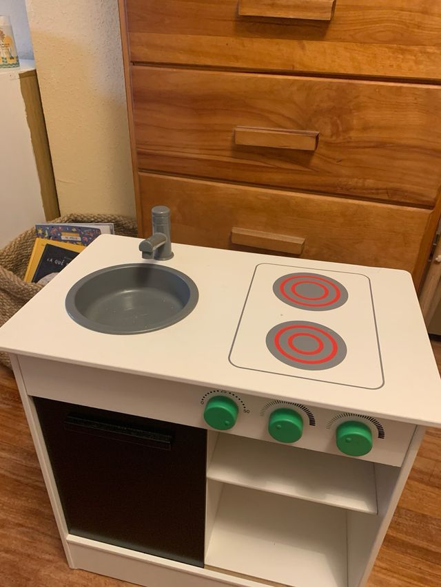 Cocinita de juguete blanca.