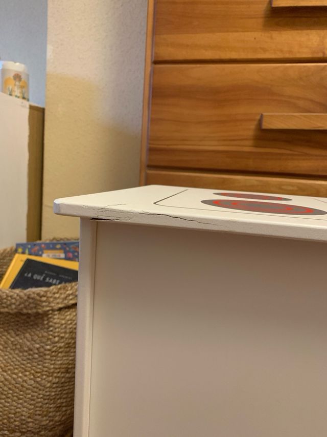 Cocinita de juguete blanca.