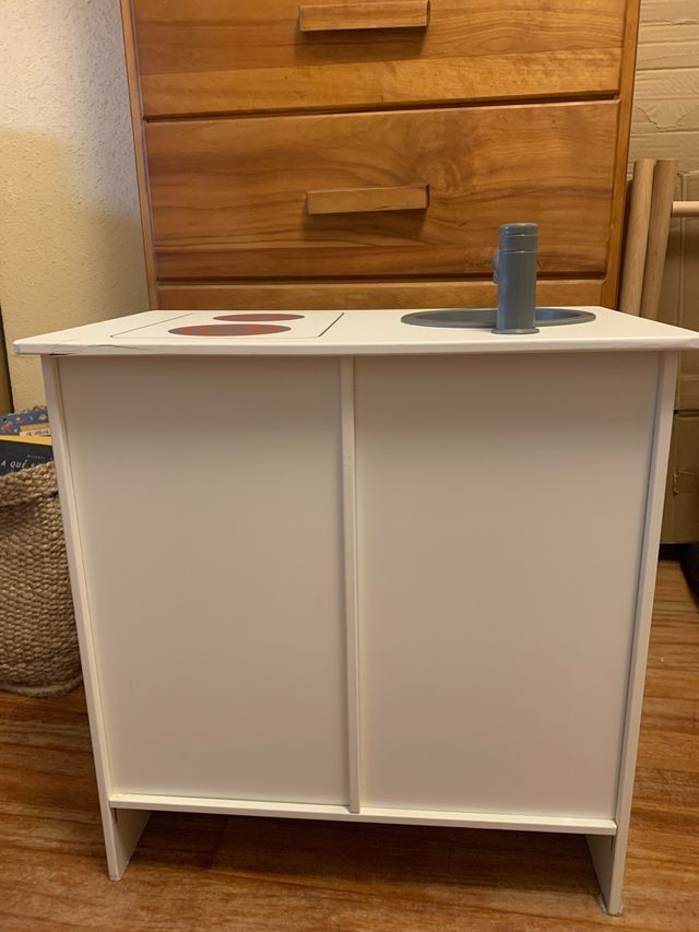 Cocinita de juguete blanca.