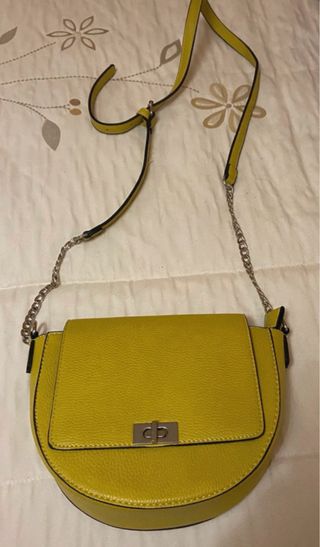 Bolso bandolera amarillo Stradivarius