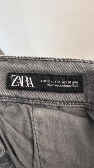 Pantalón Zara gris con estampado