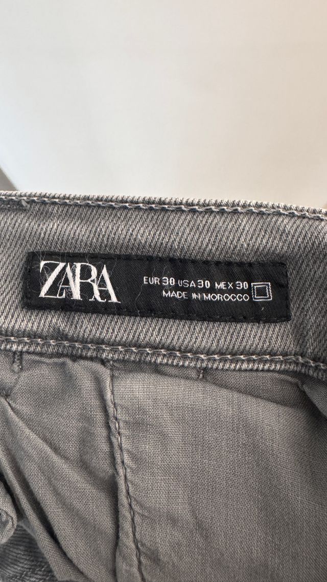 Pantalón Zara gris con estampado