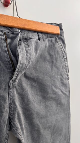 Pantalón Zara gris con estampado