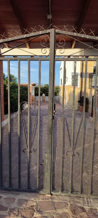 Puerta metálica de hierro forjado