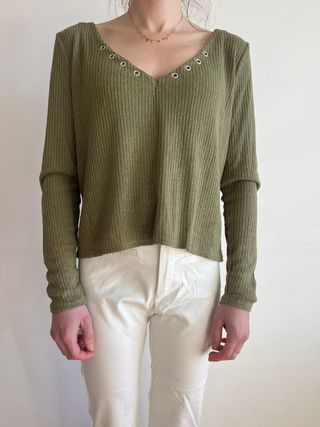 Camiseta verde manga larga con ojales