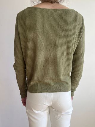 Camiseta verde manga larga con ojales