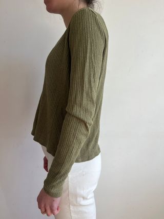 Camiseta verde manga larga con ojales