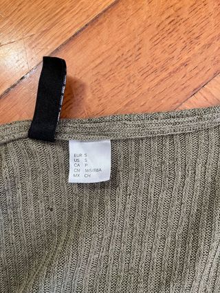 Camiseta verde manga larga con ojales