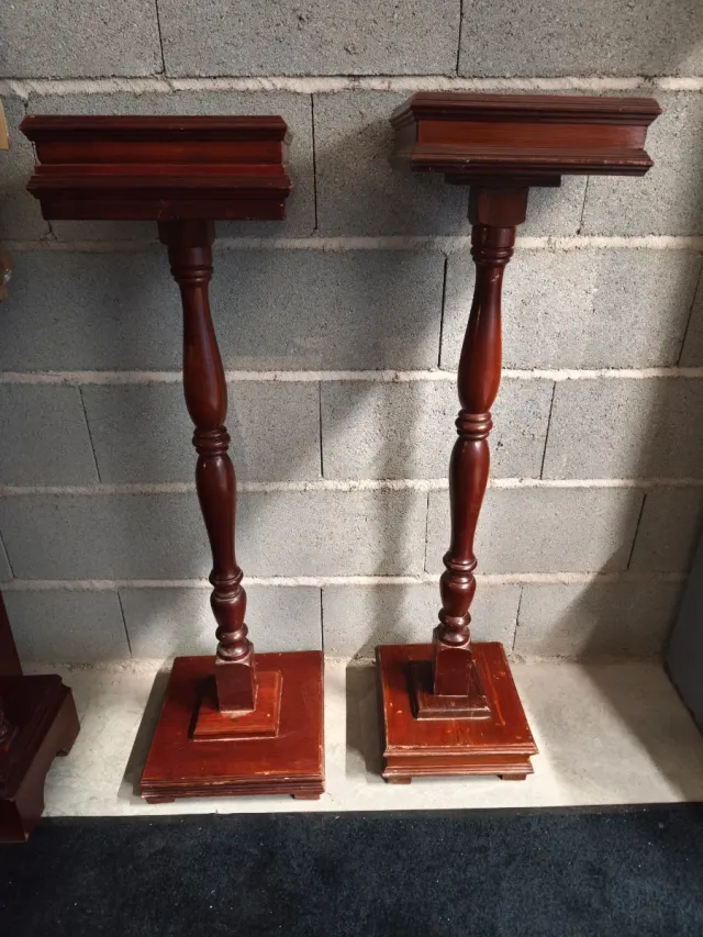 Bonitos pedestales de madera vintage