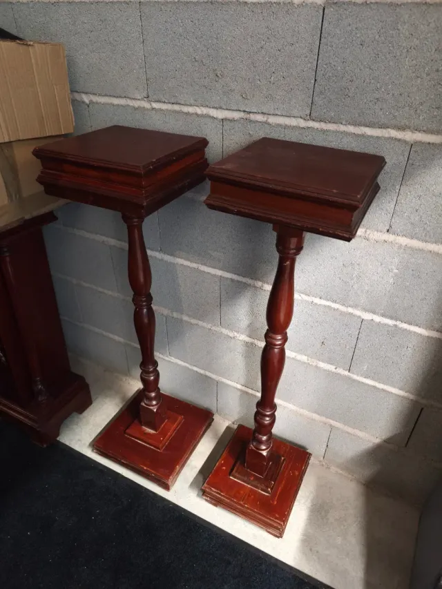 Bonitos pedestales de madera vintage