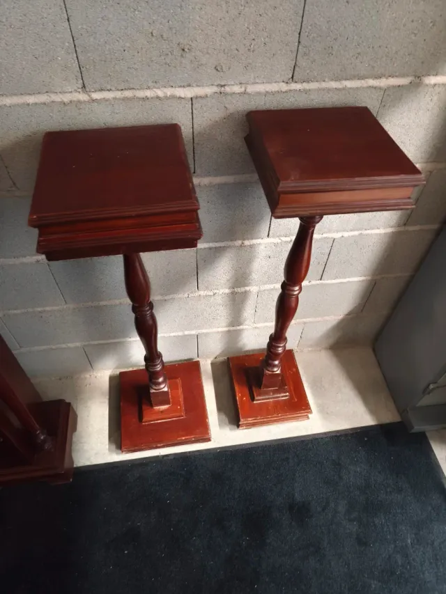 Bonitos pedestales de madera vintage