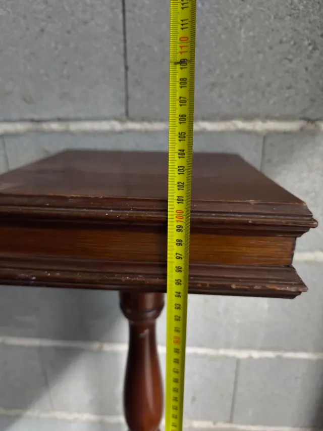 Bonitos pedestales de madera vintage