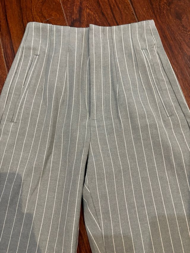 Pantalón de vestir Stradivarius gris
