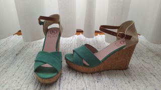 Sandalias cuña ante verde, marca Kylie