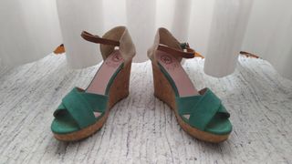 Sandalias cuña ante verde, marca Kylie
