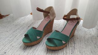 Sandalias cuña ante verde, marca Kylie