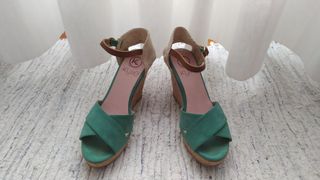 Sandalias cuña ante verde, marca Kylie