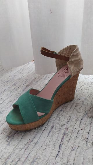 Sandalias cuña ante verde, marca Kylie