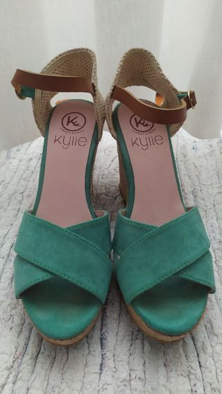 Sandalias cuña ante verde, marca Kylie