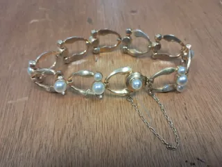 Pulsera dorada con perlas