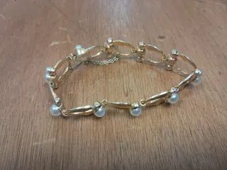 Pulsera dorada con perlas