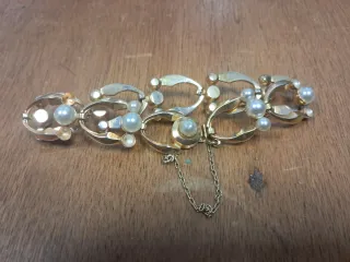 Pulsera dorada con perlas