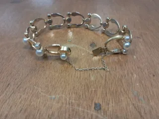Pulsera dorada con perlas