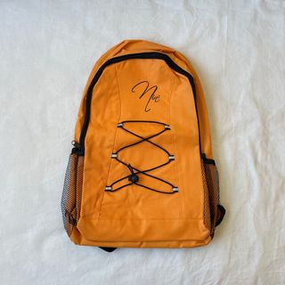 Mochila naranja con cordones