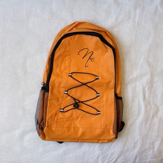 Mochila naranja con cordones