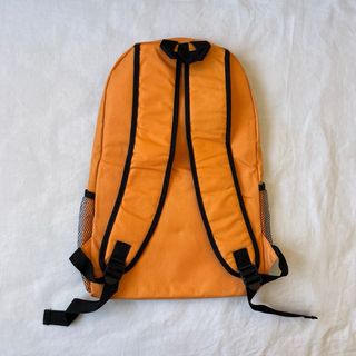 Mochila naranja con cordones