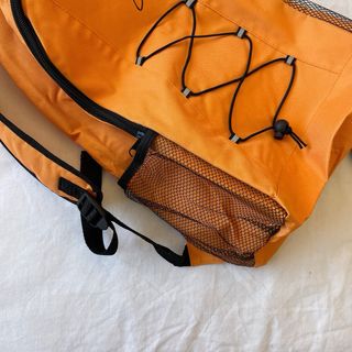 Mochila naranja con cordones