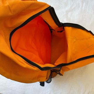 Mochila naranja con cordones