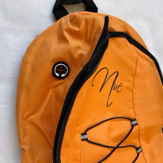 Mochila naranja con cordones