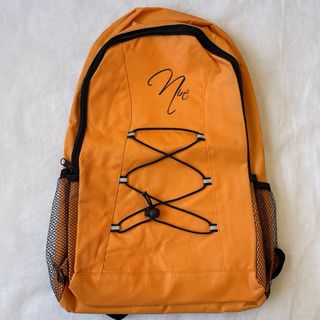 Mochila naranja con cordones