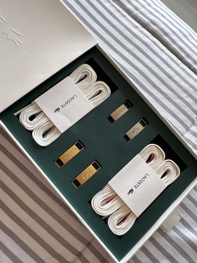Pack Cordones y Pines Lacoste Dorados y Plateados