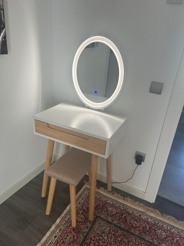 Tocador blanco y madera con espejo LED