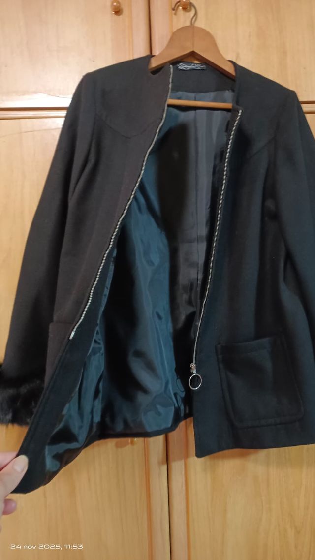 Abrigo Negro XL con Puños de Pelo